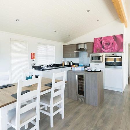 Fishguard Bay Resort Llanllawer Bagian luar foto