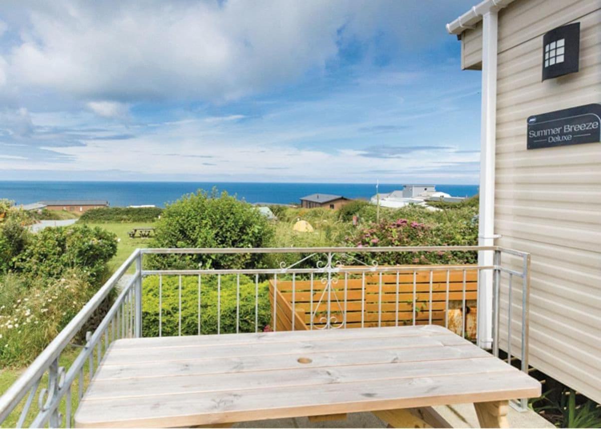 Fishguard Bay Resort Llanllawer Bagian luar foto