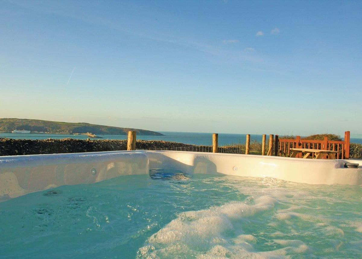 Fishguard Bay Resort Llanllawer Bagian luar foto