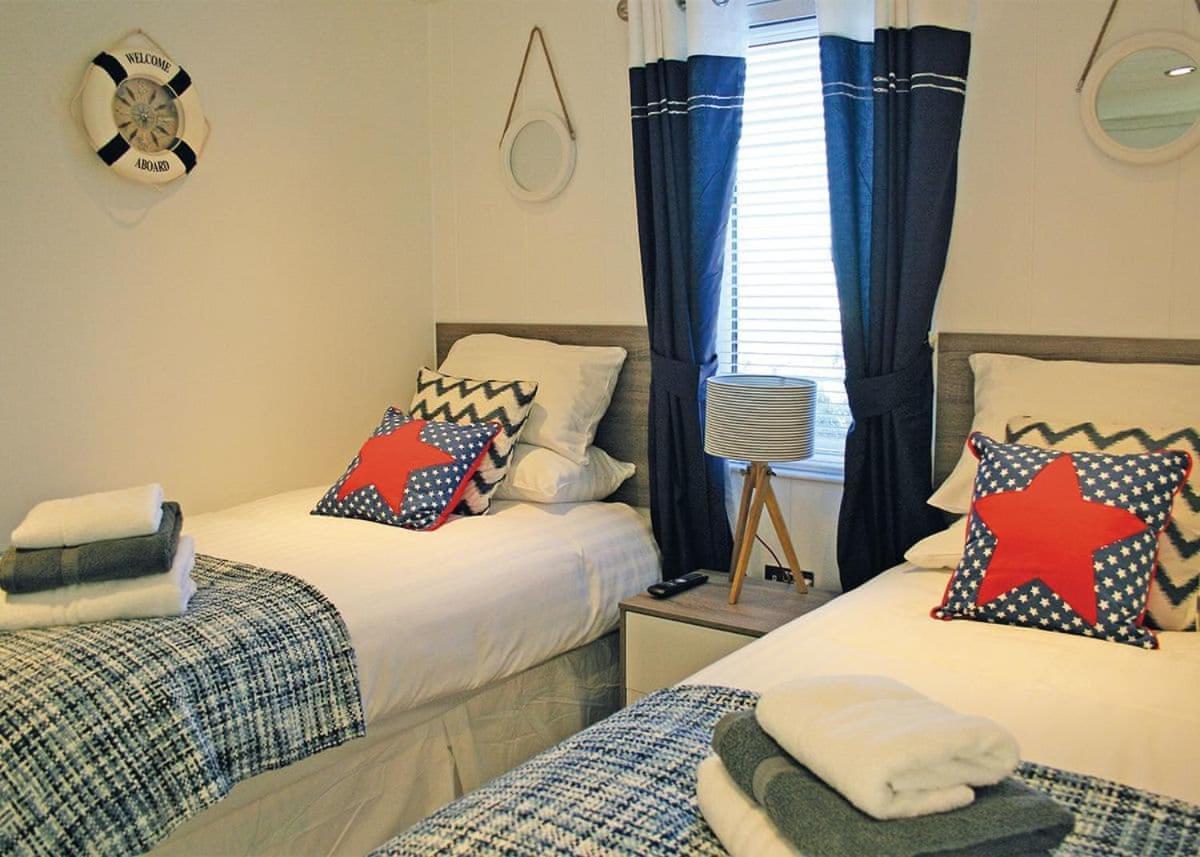 Fishguard Bay Resort Llanllawer Bagian luar foto