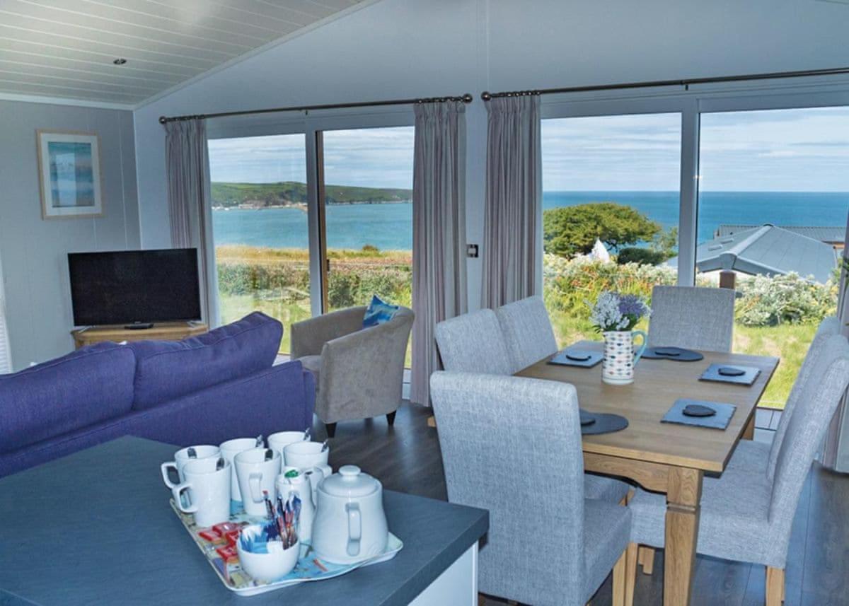 Fishguard Bay Resort Llanllawer Bagian luar foto
