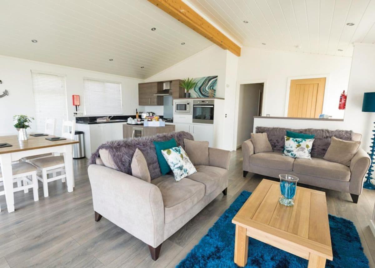 Fishguard Bay Resort Llanllawer Bagian luar foto