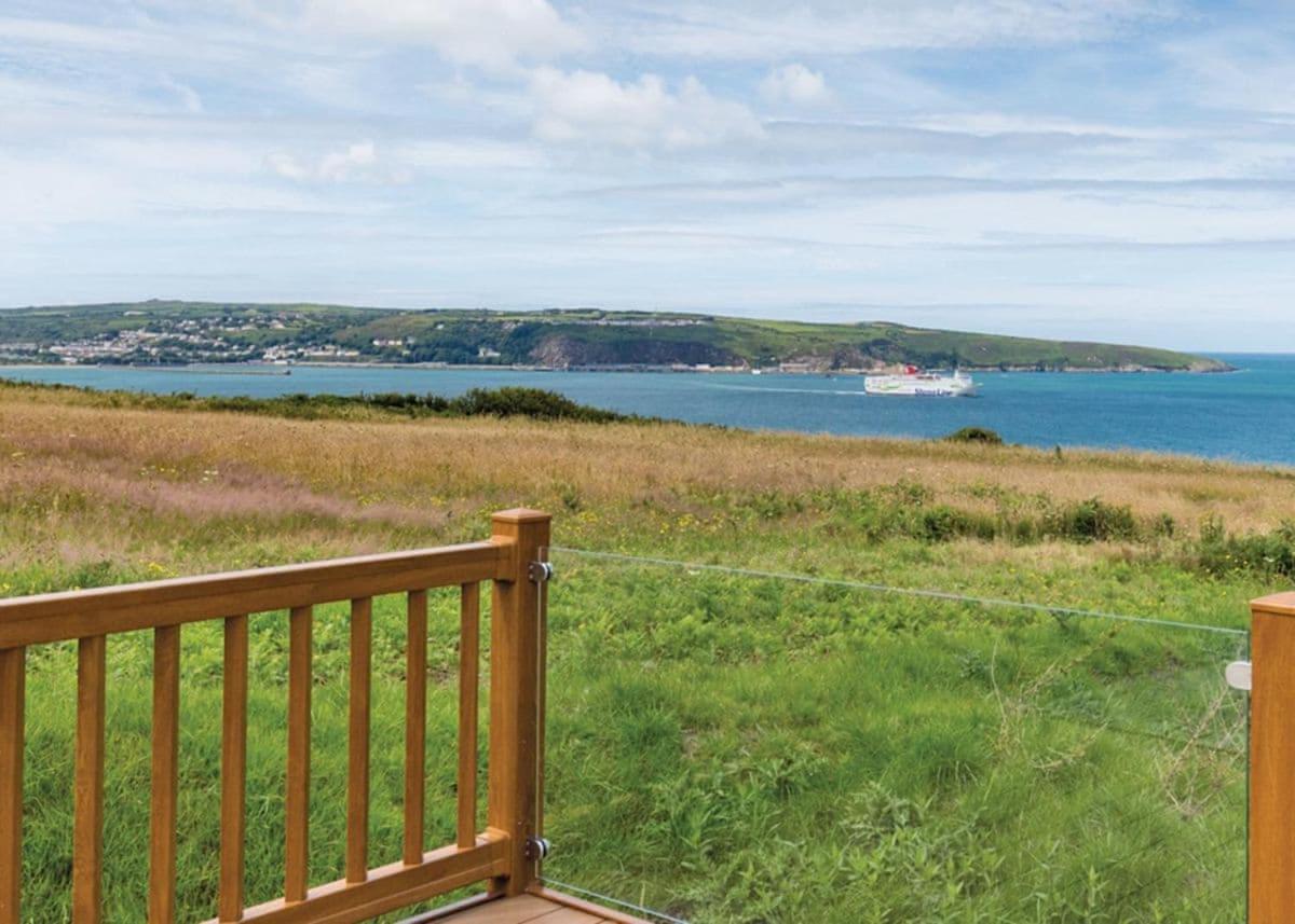 Fishguard Bay Resort Llanllawer Bagian luar foto