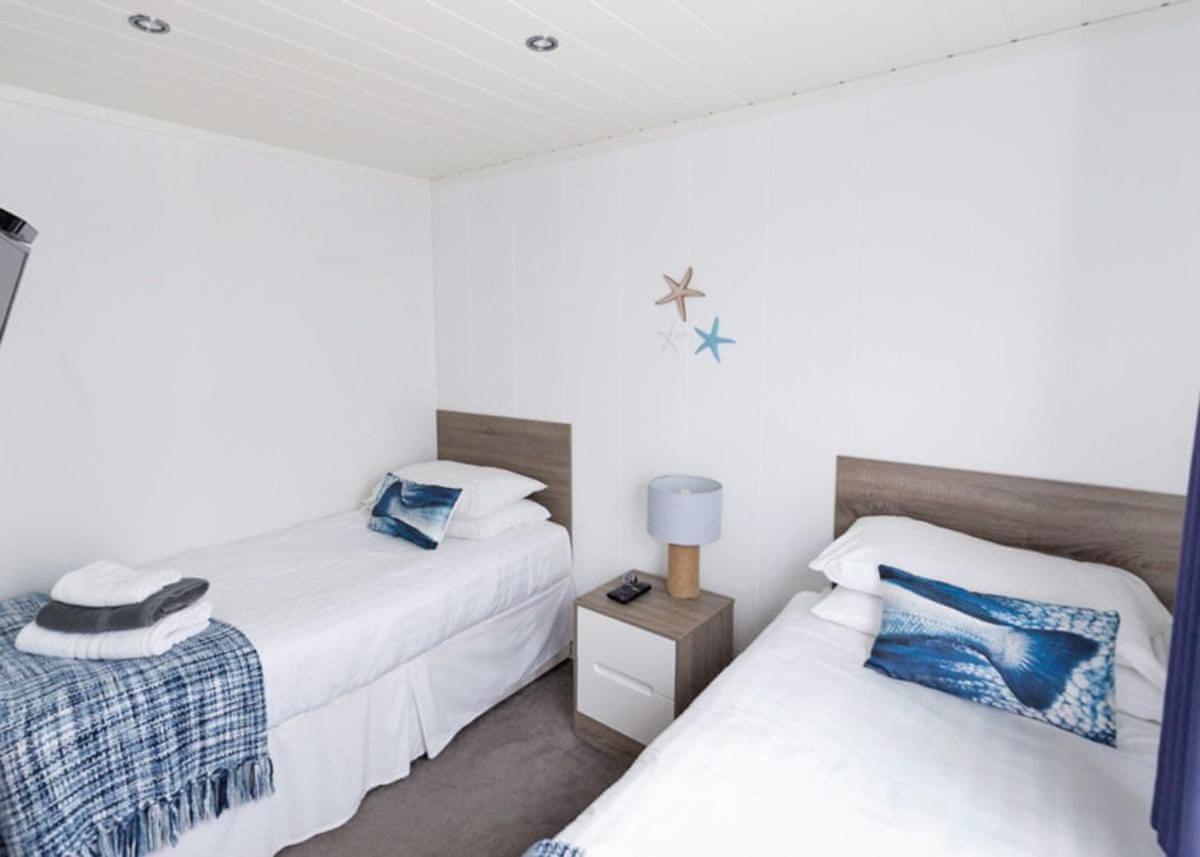 Fishguard Bay Resort Llanllawer Bagian luar foto