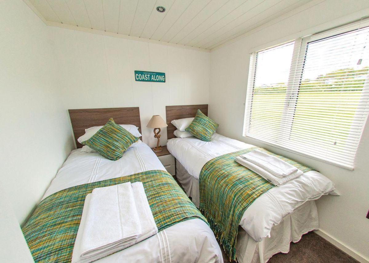 Fishguard Bay Resort Llanllawer Bagian luar foto