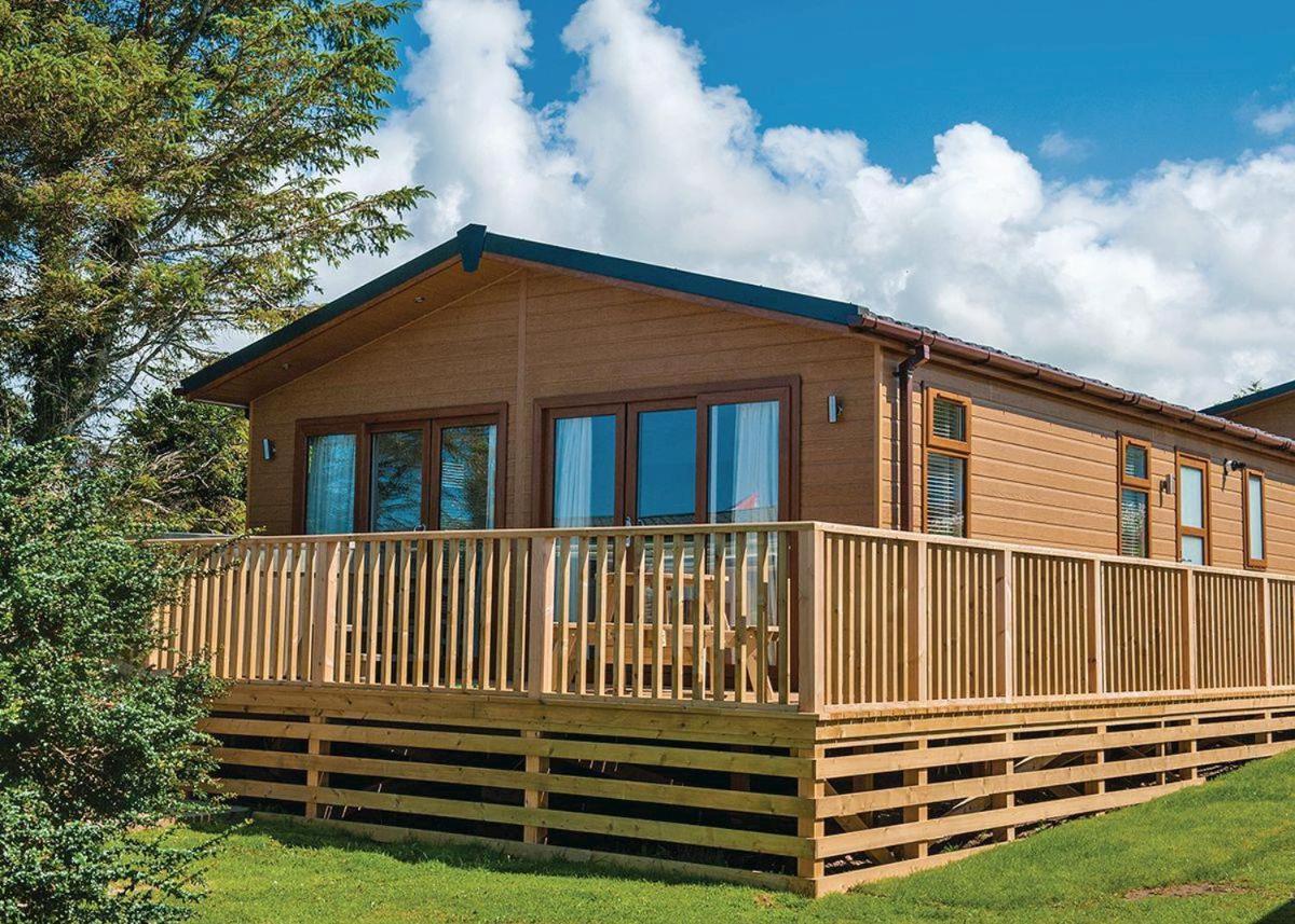 Fishguard Bay Resort Llanllawer Bagian luar foto